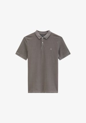 Grijs polohemd met korte mouwen, twee knopen aan de voorkant en een klein geborduurd logo op de linkerborst.