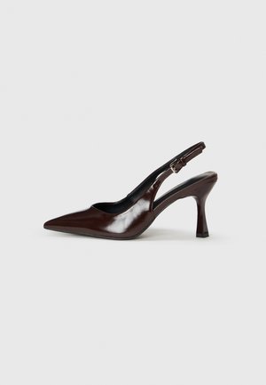 Pruunid patendiga nahast slingback kontsad terava varbaga, õhukese kontsaga ja reguleeritava rihmaga, millel on väike hõbe kinnitussõlm.