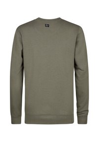 Sudadera verde oliva hecha de algodón suave, con cuello redondo, mangas largas y puños y dobladillo acanalados. Se muestra vista trasera.