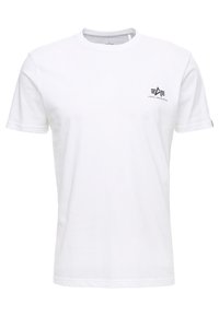 Bílý tričko s krátkým rukávem a kulatým výstřihem, s malým černým logem Alpha Industries na levé hrudi.
