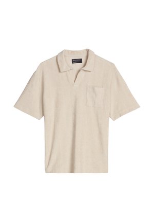 Polo beige à manches courtes avec un motif rayé vertical texturé, poche poitrine et col ouvert.