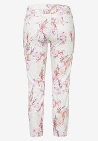 Pantalon blanc ajusté avec des motifs floraux et de feuilles pastel en rose, orange et violet, présenté de dos avec des détails de poches.