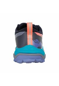 Des chaussures de trail running avec un empeigne en mesh noir, une semelle intermédiaire turquoise, une semelle extérieure violette et un onglet de talon réfléchissant orange. Texturé pour l'adhérence.