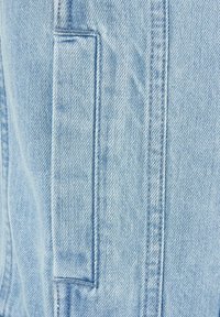 Tăietură din denim albastru deschis cu o cusătură verticală și un singur buzunar aplicat. Textura este netedă, cu un ușor model de țesătură diagonală.