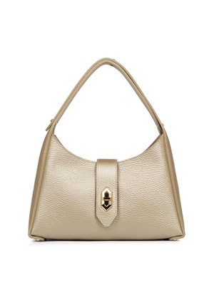 Sac à main en cuir texturé doré avec une poignée incurvée, de forme triangulaire, et un détail de fermoir en métal doré bien visible à l'avant.