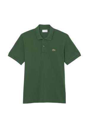 Polo verde in cotone, con colletto classico, due bottoni, maniche corte e un piccolo logo ricamato sul lato sinistro del petto.