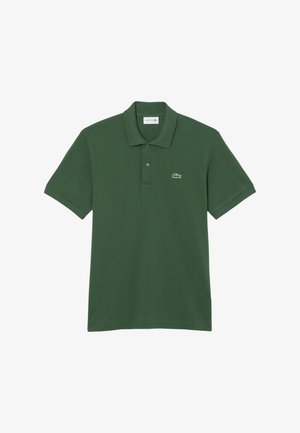 Zielona koszulka polo wykonana z bawełny, z klasycznym kołnierzykiem, dwiema guziczkami, krótkimi rękawami i małym haftowanym logo po lewej stronie klatki piersiowej.