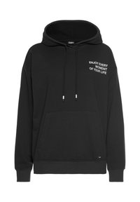 Hoodie nero in misto cotone, con tasca frontale, cordini regolabili e testo bianco che recita "GODITI OGNI MOMENTO DELLA TUA VITA."