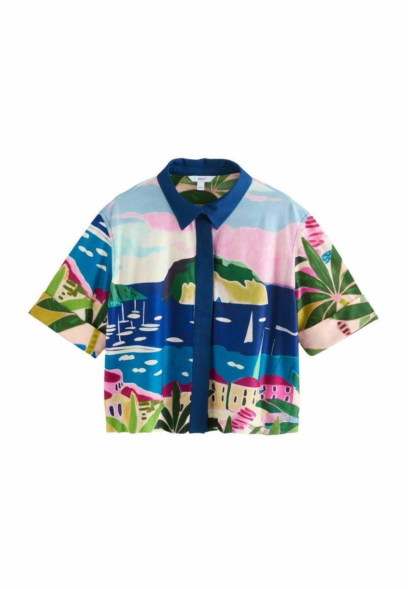 Chemise à col à manches courtes, présentant un motif de paysage multicolore vibrant avec des teintes de bleu, vert, rose et crème. Texture de tissu lisse.