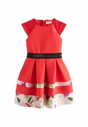 Rotes Kleid mit kurzen Ärmeln, schwarzem Taillenbund mit der Aufschrift „BAKER by Ted Baker“, plissiertem Rock und Blumenmuster am Saum.