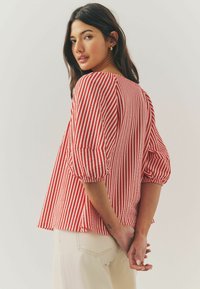 Next REGULAR FIT - VOLUME HALF SLEEVE - Blůza - red white stripe