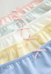 Quattro fasce di tessuto di cotone pastello: rosa, verde, gialla e blu, ciascuna con bordi arricciati e un piccolo fiocco in raso rosa.