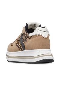 Sneaker beige in suede con dettagli in stampa leopardata marrone, accenti neri, suola bianca e metallica argentata, tessuto testurizzato e logo sul tallone.