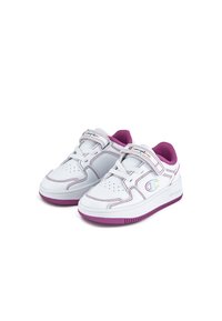 Sneakers bianchi in pelle con dettagli viola, punta perforata e cuciture decorative. Presentano una chiusura con strap a strappo e logo.