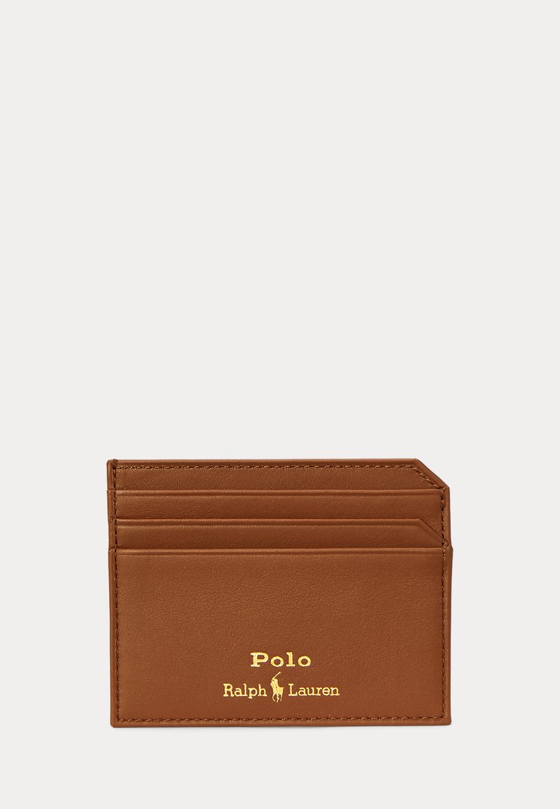 Bruine leren kaarthouder met vier kaartsleuven en een gouden Polo Ralph Lauren-logo aan de voorkant tegen een effen achtergrond.