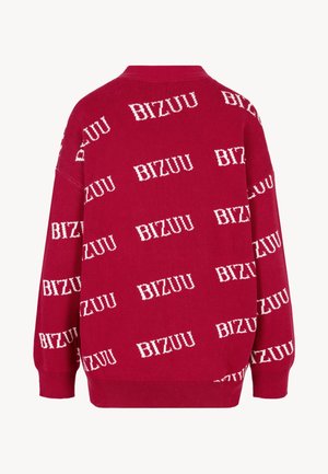 Rode gebreide trui met een herhaald wit "BIZUU" logo patroon. Ontspannen pasvorm met lange mouwen en een ronde halslijn.