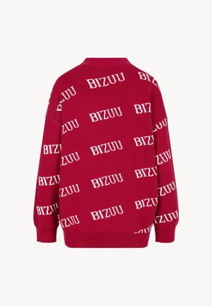 Rode gebreide trui met een herhaald wit "BIZUU" logo patroon. Ontspannen pasvorm met lange mouwen en een ronde halslijn.