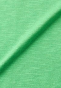 Tessuto verde con una trama liscia, caratterizzato da un motivo leggermente melangiato e una finitura leggera e morbida, adatta per abbigliamento.