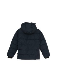 Veste matelassée bleu marine avec des sections matelassées horizontales, capuche et poignets élastiques. Fabriquée en tissu texturé et isolé pour plus de chaleur.
