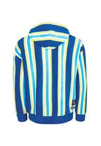 Sweat à capuche à rayures verticales en bleu, blanc, bleu clair et jaune, avec un petit écusson noir et blanc près de l'ourlet inférieur.