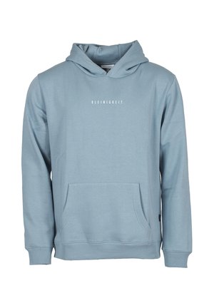 Lyseblå hettegenser med frontlomme og teksten "KLEINIGKEIT" trykket i hvitt på brystet.