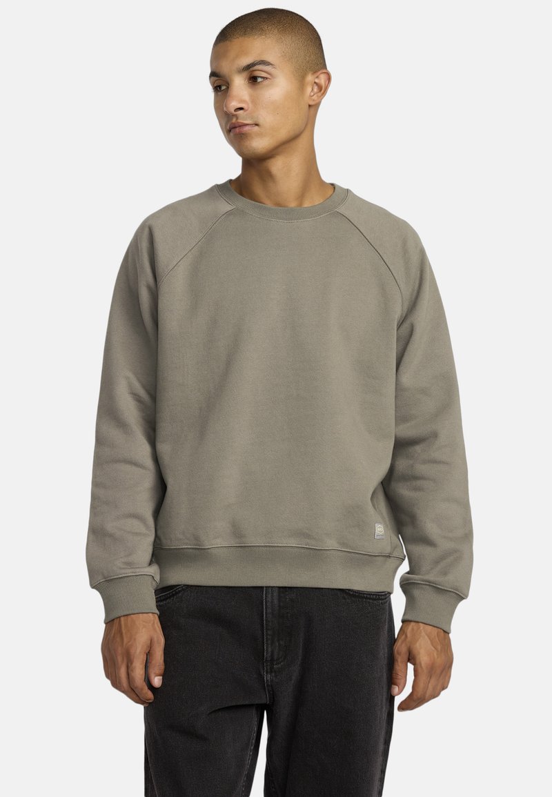 Olijfgroen katoenen sweatshirt met ronde hals, raglanmouwen, ribgebreide manchetten en zoom, met een klein merklogo aan de onderkant.
