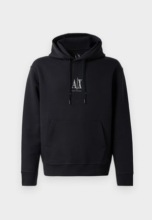 Sort hættetrøje lavet af blød bomuldsblanding, med en lomme foran, snoretræk i hætten og et lille logo på brystet. Enkelt, afslappet design.