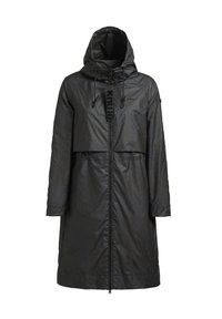 Zwarte waterdichte jas met een capuchon, voorzien van een ritssluiting aan de voorkant, een cinched taille en een semi-gekorte bovenlaag over een langere onderlaag.
