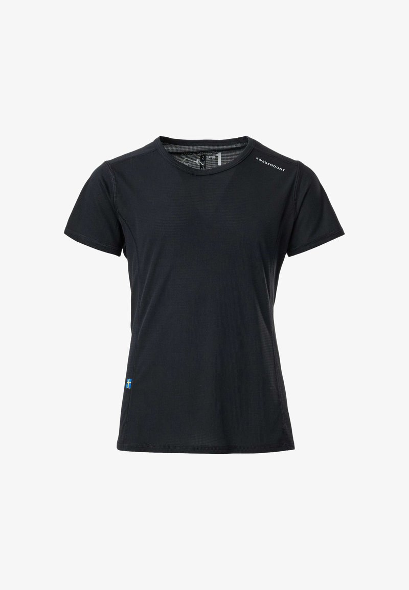 T-shirt noir à manches courtes et col rond, avec une petite étiquette drapeau suédois près de l'ourlet et le logo "Swedemount" sur la partie droite supérieure de la poitrine.