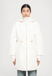 Witte zip-up jas met een capuchon, gouden hardware, verstelbare trekkoorden in de taille en brede mouwen. Gladde stof met een matte afwerking.