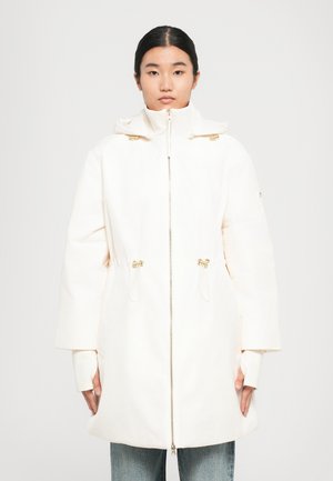 Witte zip-up jas met een capuchon, gouden hardware, verstelbare trekkoorden in de taille en brede mouwen. Gladde stof met een matte afwerking.