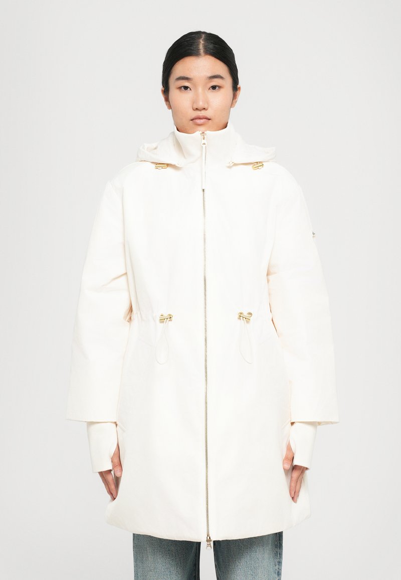 Witte zip-up jas met een capuchon, gouden hardware, verstelbare trekkoorden in de taille en brede mouwen. Gladde stof met een matte afwerking.