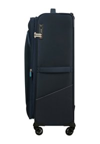 Valigia rigida blu navy con finitura texture, doppi zip, lucchetto a combinazione e quattro ruote per la mobilità.