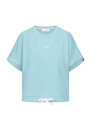 Lichtblauw shirt met korte mouwen, witte bies langs de mouwen, kleine "FRIEDA" tekst in het midden van de borst en een witte trekkoordsluiting aan de zoom.
