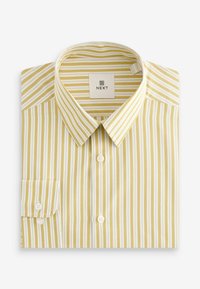 Camisa de rayas amarillas y blancas con cuello tipo button-down, que cuenta con un puño de un botón y una etiqueta con la palabra "NEXT" en el cuello.
