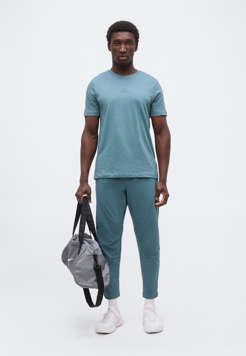 Nike Performance TEE - Sportovní tričko - mineral slate/black