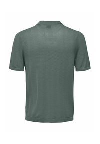 Kurzarm-Poloshirt in gedämpftem Grün, mit einem strukturierten Strickmuster und einem klassischen Kragen mit gerippten Akzenten.