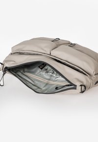 Zaino grigio imbottito con chiusura a zip, dotato di una tasca interna e rivestimento in tessuto. Materiale leggero con spalline regolabili.