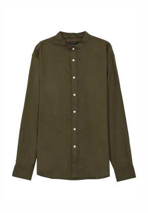 Camicia a maniche lunghe color verde oliva in un tessuto leggero. Presenta un colletto a band e una chiusura con bottoni bianchi. Texture semplice e liscia.