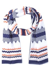 Écharpe légère blanche présentant des motifs en zigzag bleu marine, orange et gris. Forme rectangulaire avec une texture douce, idéale pour superposer.