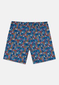 Shorts de bain à motifs avec une base bleue et un texte "PUMA" répété en rouge, rose, orange et blanc. Taille élastique, design de longueur genou.