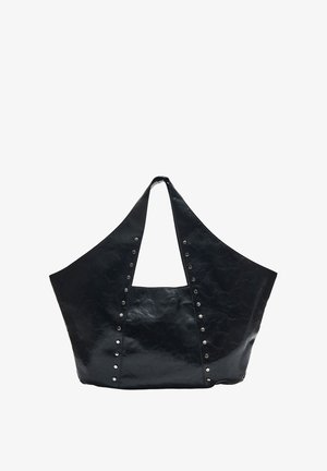 Čierna kožená taška s veľkým, štruktúrovaným tvarom. Obsahuje kovové št studs na švoch a široké, ploché ramenné popruhy.