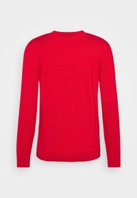 Pull rouge à manches longues col rond vu de dos, avec une texture tricotée unie et des poignets et un ourlet côtelés.