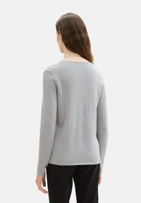 TOM TAILOR Stickad tröja - medium silver grey melange