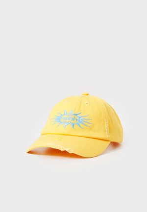 Gele katoenen baseballpet met een blauw geborduurd zonontwerp, gebogen klep en verwerkte details op de voorkant.