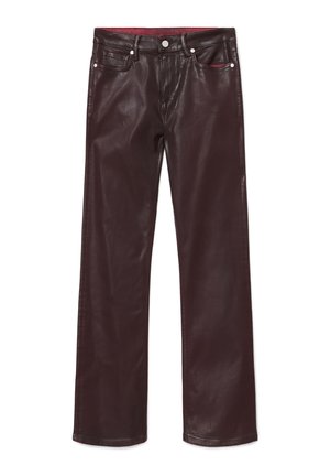 Bordeauxrode leren broek met een recht model, voorzien van een vijfzakkenstijl, metalen beslag en een gladde, glanzende textuur.