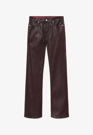 Burgundowe skórzane spodnie o prostych nogawkach, z pięcioma kieszeniami, metalowymi elementami oraz gładką, błyszczącą teksturą.