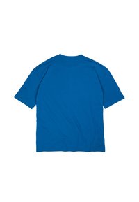 Rundhalsad T-shirt med kort ärm i en solid ljusblå tyg. Slät textur med en avslappnad passform. Inga synliga logotyper eller mönster.