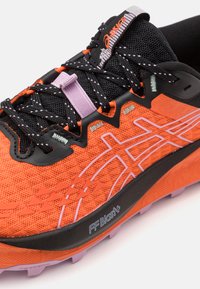 Oranžová textilní sportovní bota s černými doplňky, s prodyšným svrškem, texturovanými vzory a gumovou podrážkou označenou "FF Blast+."