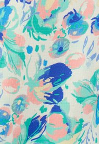 Bloemenstof met een pastelkleurenpalet van roze, blauw en groen, met abstracte bloemenpatronen op een lichte achtergrond.